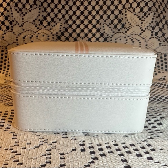 Gorjana "Go To" Jewelry Case NWOT w/ new surprise earrings inside :) - Picture 6 of 9